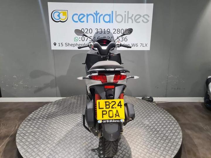 Piaggio MP3 300 Sport HPE 2024 Silver 14