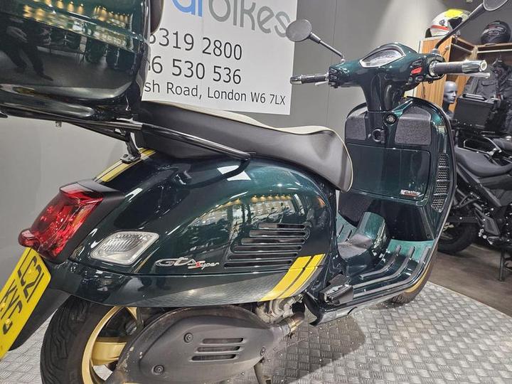 Piaggio Vespa GTS 300 HPE Super Racing Sixties ABS E5 2021 Green 11