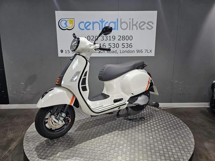 Piaggio Vespa GTS 300 HPE Supersport ABS E5 2024 White 8