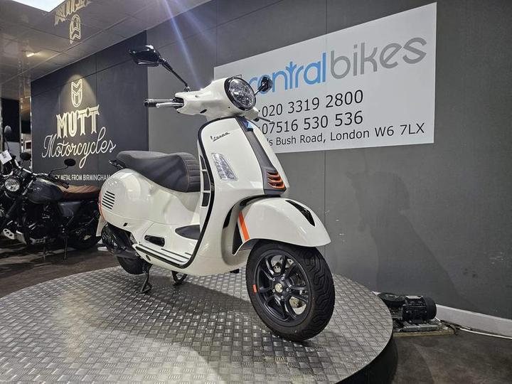 Piaggio Vespa GTS 300 HPE Supersport ABS E5 2024 White 24