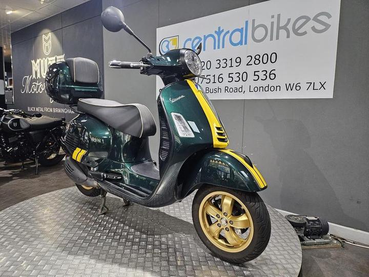 Piaggio Vespa GTS 300 HPE Super Racing Sixties ABS E5 2021 Green 5