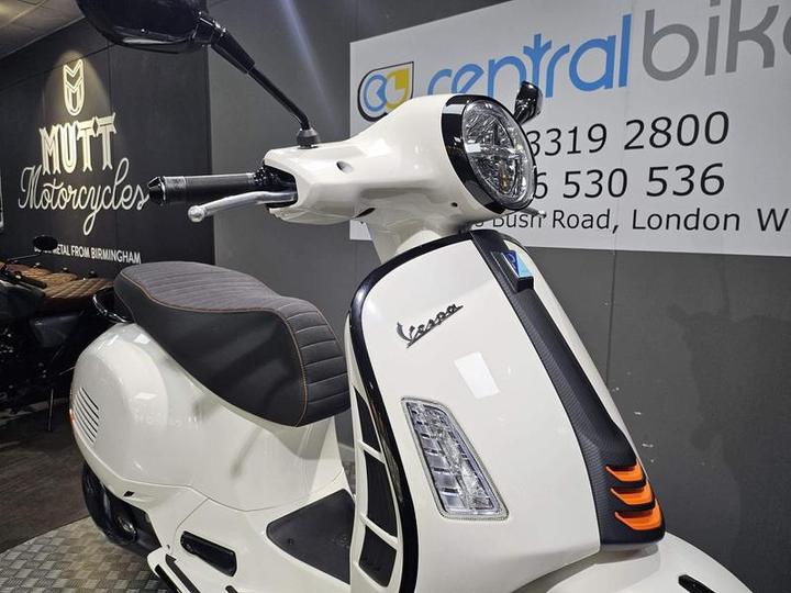 Piaggio Vespa GTS 300 HPE Supersport ABS E5 2024 White 27