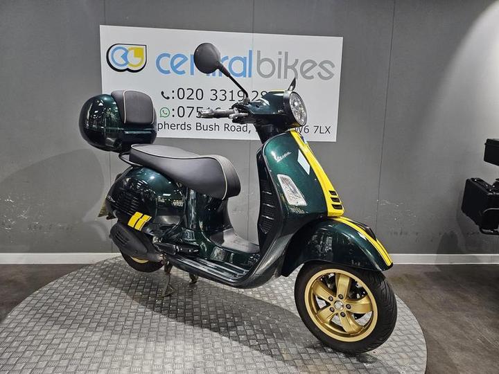 Piaggio Vespa GTS 300 HPE Super Racing Sixties ABS E5 2021 Green 23