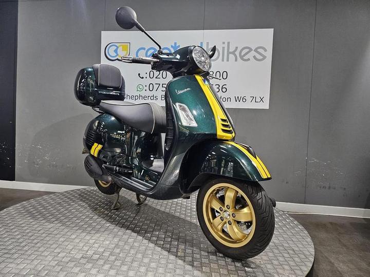 Piaggio Vespa GTS 300 HPE Super Racing Sixties ABS E5 2021 Green 24