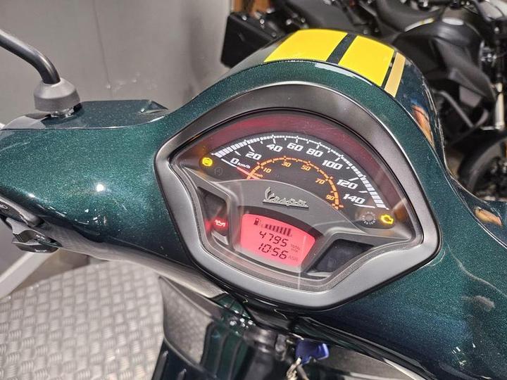 Piaggio Vespa GTS 300 HPE Super Racing Sixties ABS E5 2021 Green 8