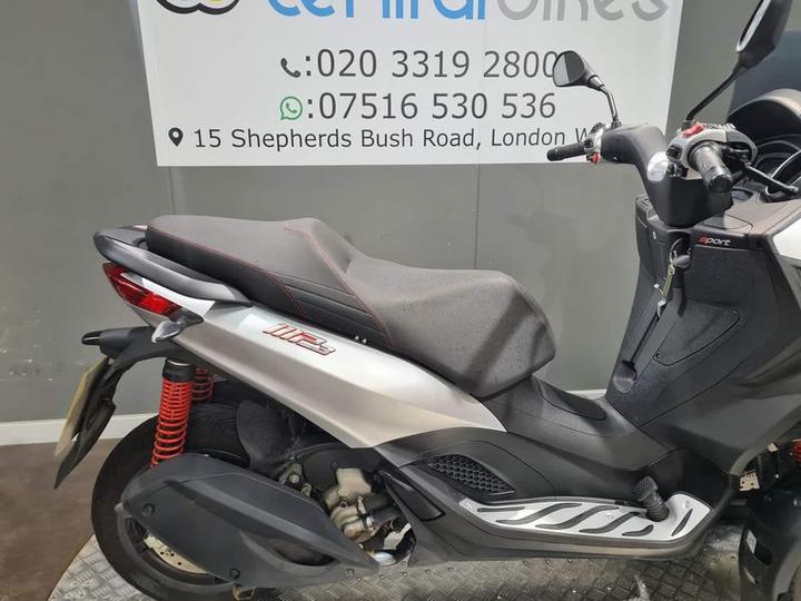 Piaggio MP3 300 Sport HPE 2024 Silver 7