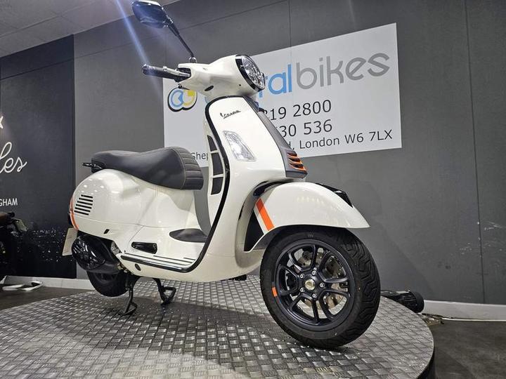 Piaggio Vespa GTS 300 HPE Supersport ABS E5 2024 White 2