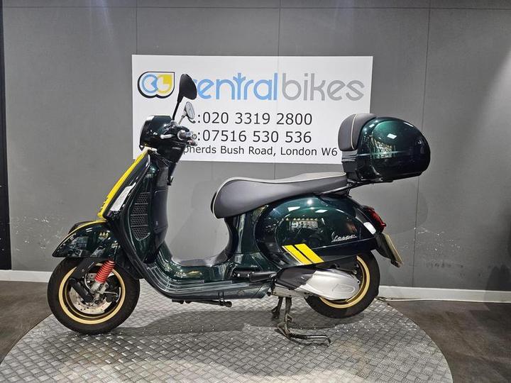 Piaggio Vespa GTS 300 HPE Super Racing Sixties ABS E5 2021 Green 17