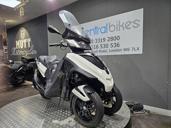 Piaggio MP3 300 Yourban Sport 2019 White 28