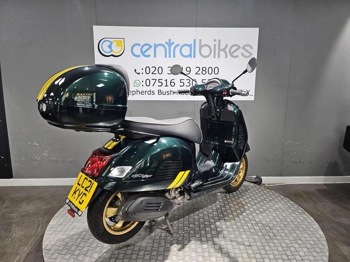 Piaggio Vespa GTS 300 HPE Super Racing Sixties ABS E5 2021 Green 14