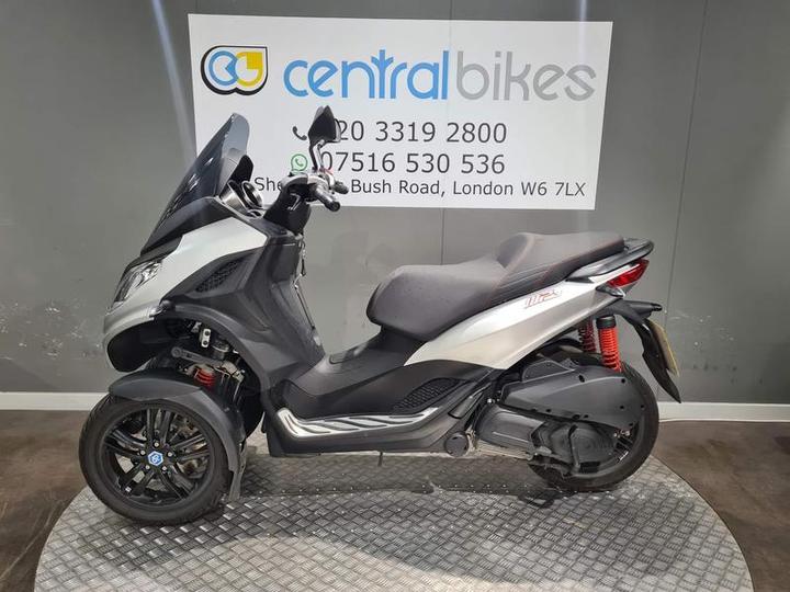 Piaggio MP3 300 Sport HPE 2024 Silver 17