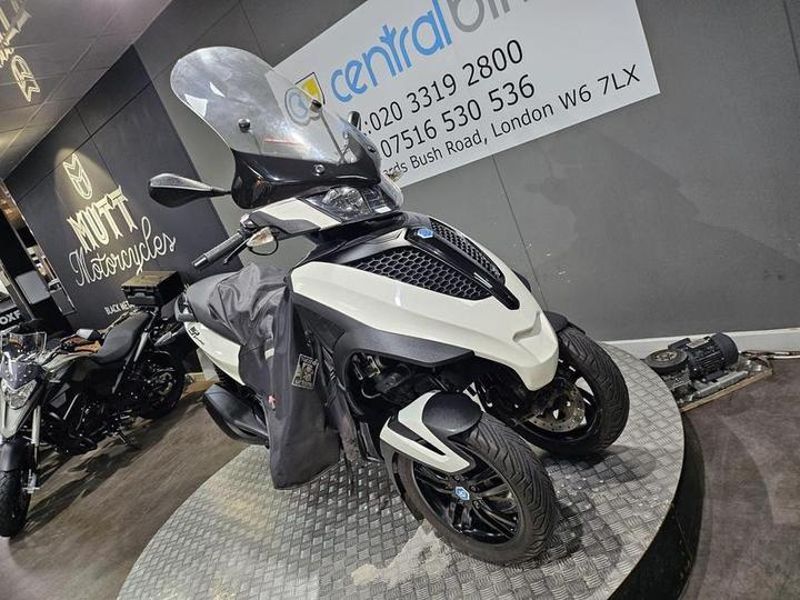 Piaggio MP3 300 Yourban Sport 2019 White 29