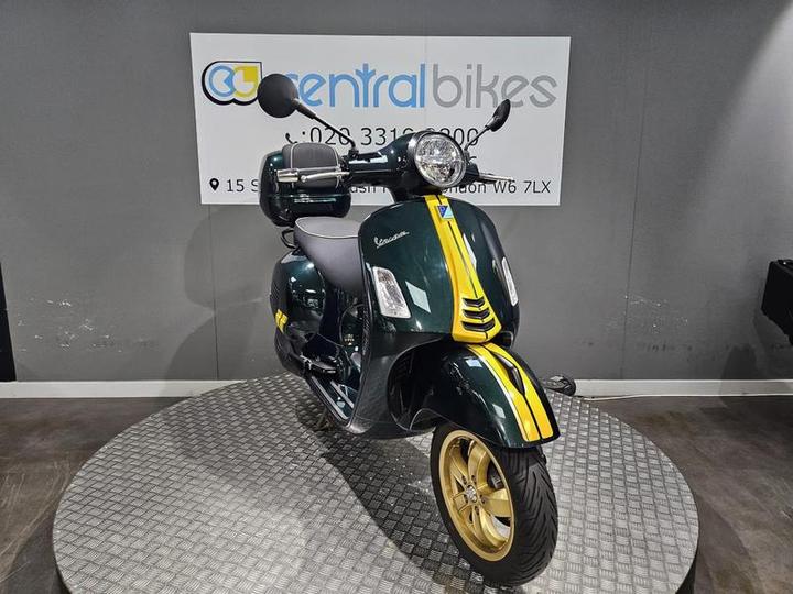 Piaggio Vespa GTS 300 HPE Super Racing Sixties ABS E5 2021 Green 25