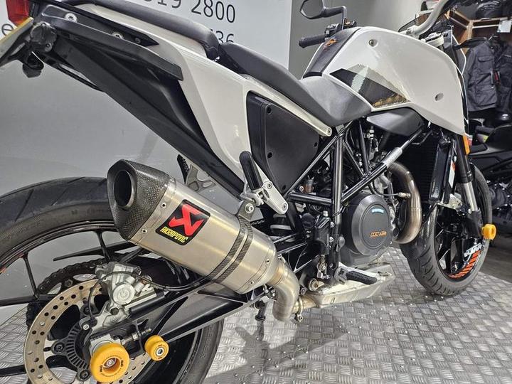 KTM 690 Duke 690 Duke 2018 White 4