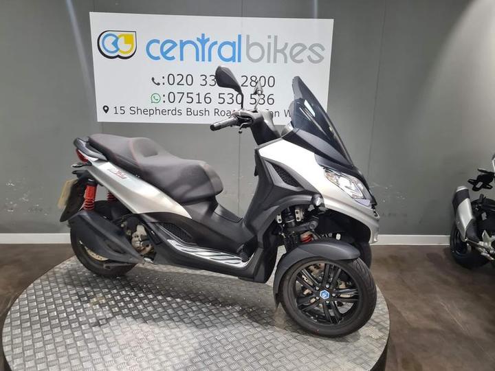 Piaggio MP3 300 Sport HPE 2024 Silver 26