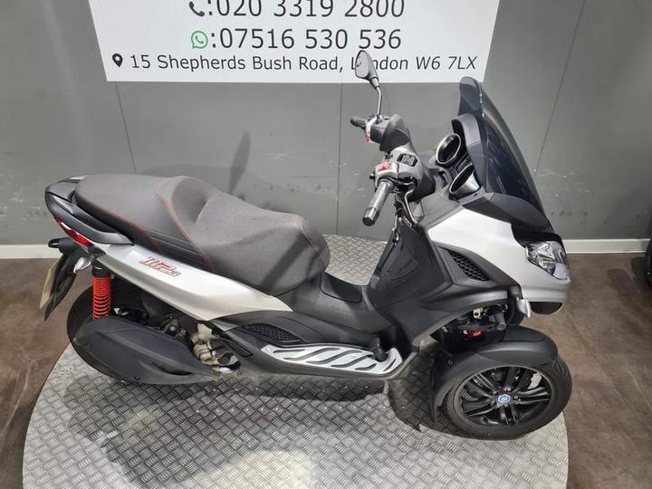 Piaggio MP3 300 Sport HPE 2024 Silver 9