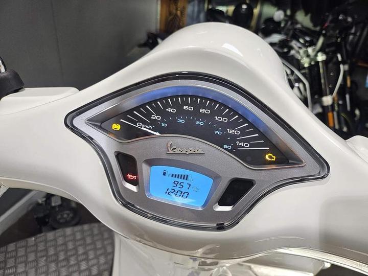 Piaggio Vespa Primavera 125 ABS 2022 White 9