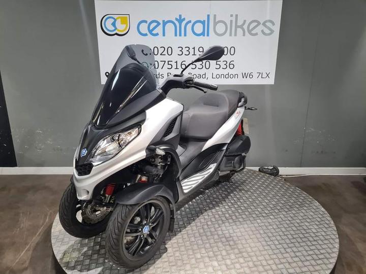 Piaggio MP3 300 Sport HPE 2024 Silver 22