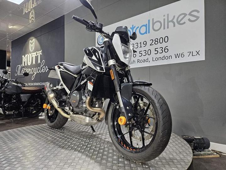 KTM 690 Duke 690 Duke 2018 White 24