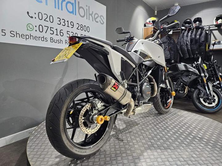 KTM 690 Duke 690 Duke 2018 White 14