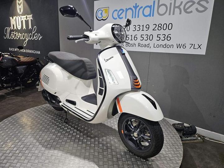 Piaggio Vespa GTS 300 HPE Supersport ABS E5 2024 White 21