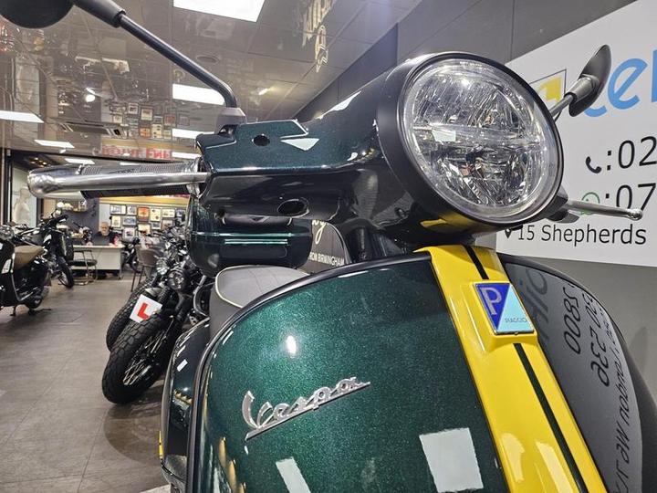 Piaggio Vespa GTS 300 HPE Super Racing Sixties ABS E5 2021 Green 13