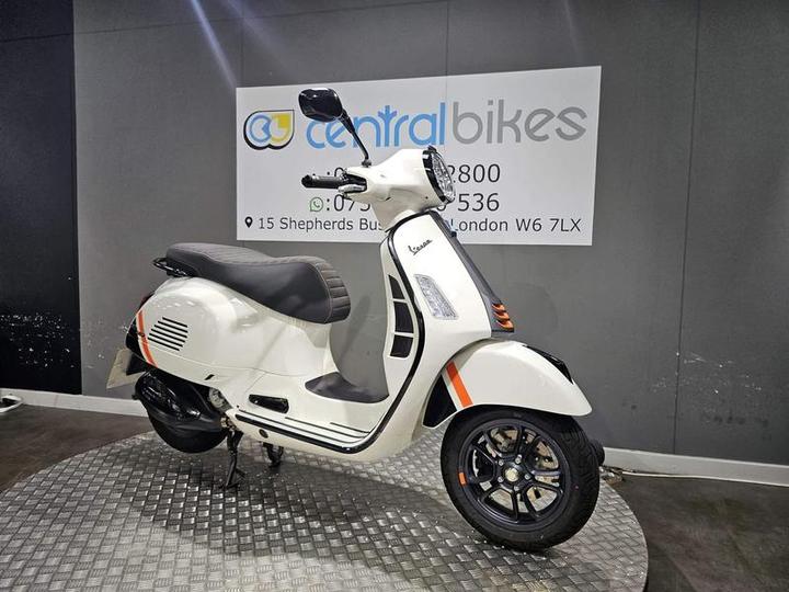 Piaggio Vespa GTS 300 HPE Supersport ABS E5 2024 White 12