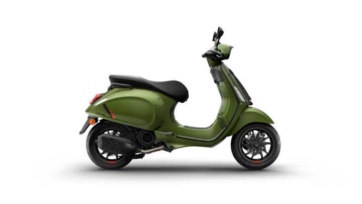 Vespa Sprint 125 S Euro 5+ 2026 A sleek green scooter displayed from the side, featuring a black seat, stylish wheels, and modern design elements.