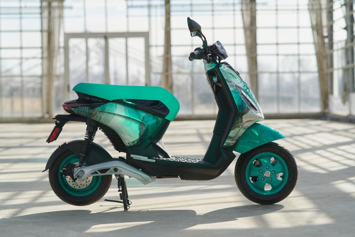 Right profile Piaggio and Feng Chen Weng collaboration scooter
