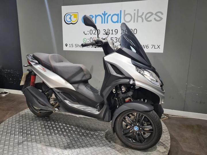 Piaggio MP3 300 Sport HPE 2024 Silver 2