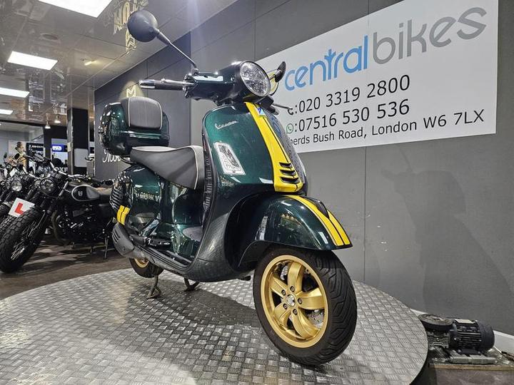 Piaggio Vespa GTS 300 HPE Super Racing Sixties ABS E5 2021 Green 3