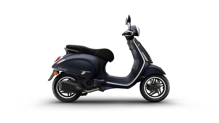 Vespa Primavera 125 Tech Euro 5 + 2026 A sleek navy blue scooter with a black seat and green accents, viewed from the side against a white background.