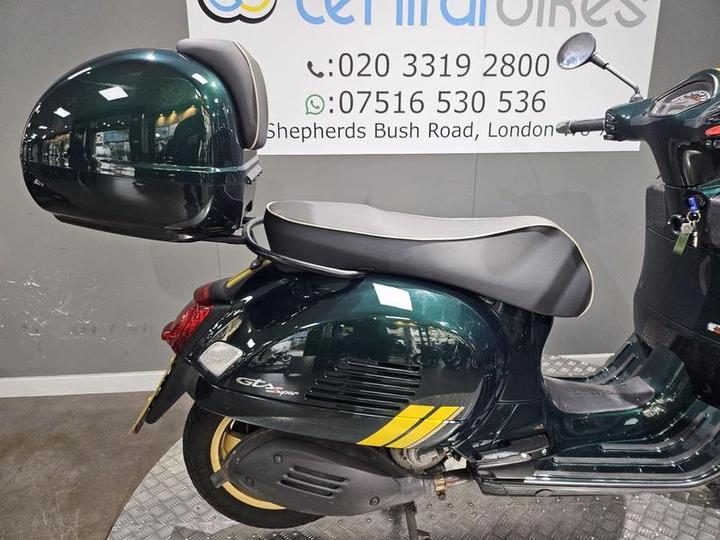 Piaggio Vespa GTS 300 HPE Super Racing Sixties ABS E5 2021 Green 4