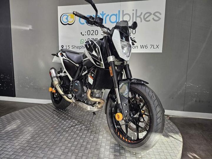 KTM 690 Duke 690 Duke 2018 White 12