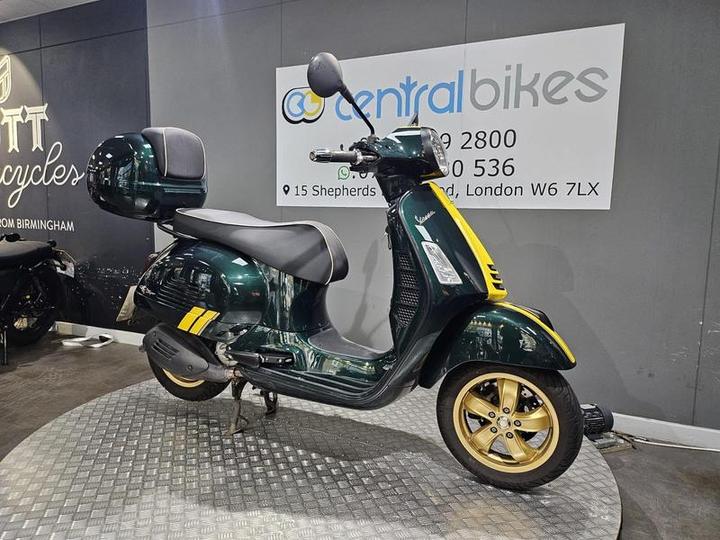 Piaggio Vespa GTS 300 HPE Super Racing Sixties ABS E5 2021 Green 2