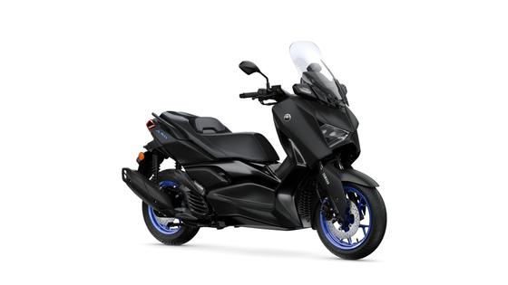 Yamaha 2025 XMAX 125 A black Yamaha XMAX scooter with blue accents and a windshield, positioned at a slight angle against a white background.
